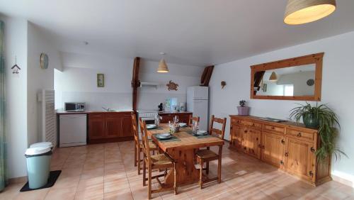 MiersAu Grand Bonheur - Gîte Padirac - Rocamadour的一间厨房,内设一张木桌和椅子