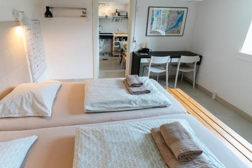 哥本哈根Quiet apartment的一间卧室配有两张带毛巾的床