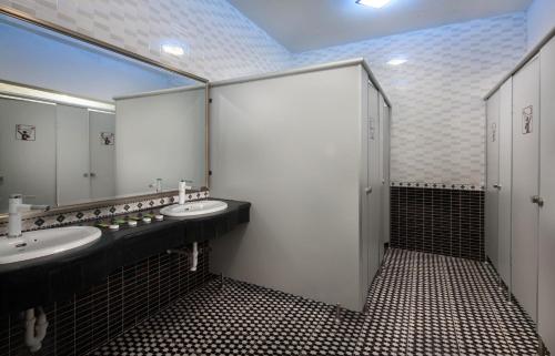 吉婆岛卡特芭中央旅舍的一间带两个盥洗盆和大镜子的浴室