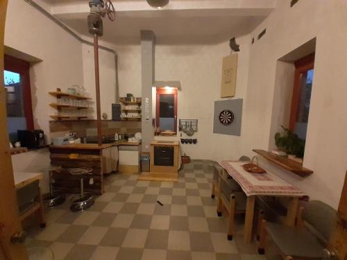 SzobToronySzoba的一间铺有 ⁇ 制地板的大厨房