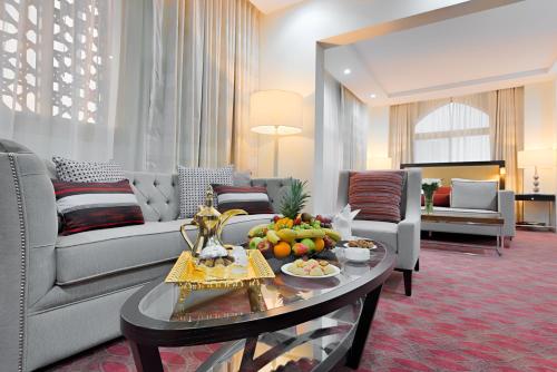 麦加Al Joud Boutique Hotel, Makkah的客厅配有沙发和水果桌