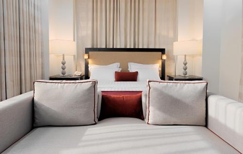 麦加Al Joud Boutique Hotel, Makkah的配有床和2个枕头的酒店客房