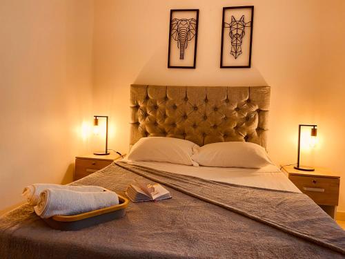 科韦尼亚斯Apartamento Exclusivo - Caribe Campestre Coveñas的一间卧室配有一张大床和两盏灯