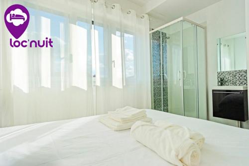 阿让Loc'Nuit - Chambres Tout Confort - Hyper Centre AGEN的一张白色的床,上面有一条毛巾