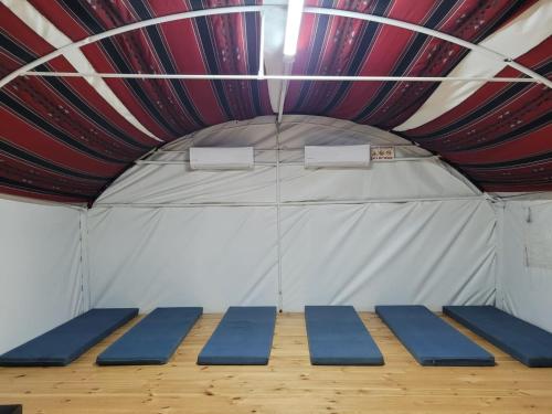 Shadmot Devoraחאן דרך העץ - אוהל ממוזג וקמפינג的帐篷里的一个蓝色垫子