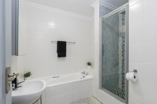 乌旺戈海滩Laguna La Crete 106的白色的浴室设有水槽和淋浴。