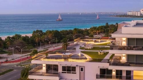 棕榈滩O Condominium Beachfront Residences, by Bocobay Aruba的建筑的空中景观,背景是海洋