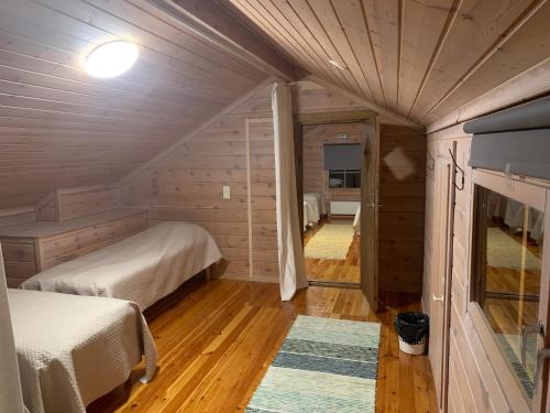 纳坦利Lomahyppäys的小房间设有两张床和壁炉