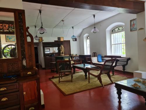 希克杜沃Hill Side Kings Villa (Colonial Bungalow)的客厅配有桌椅
