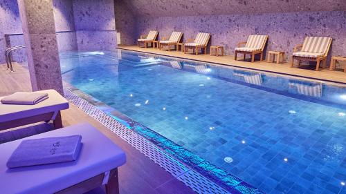 科帕奥尼克Grey Hotel Kopaonik的一个带桌椅的大型游泳池