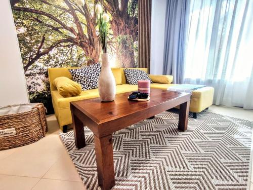 班斯科6 Luxury SPA Apartments TOP resort Bansko - incl wellness的带沙发和咖啡桌的客厅
