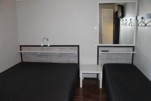 OulunsaloOulunsalo Apartment的一间带水槽和镜子的浴室