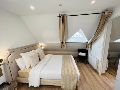 Ris-OrangisSuperbe appartement avec jardin et parking privé的卧室配有白色的床和窗户。