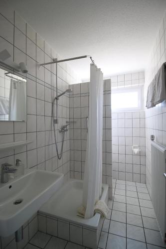 费尔德伯格Haus Anna-Marie的带淋浴、浴缸和盥洗盆的浴室