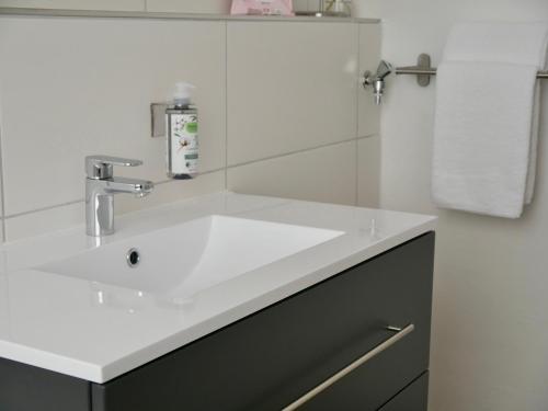 巴德贝芬森MOONROOMS Cityapartment 2 in Bad Bevensen的浴室设有白色水槽和镜子
