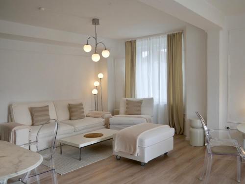 巴德贝芬森MOONROOMS Cityapartment 2 in Bad Bevensen的白色的客厅配有沙发和桌子