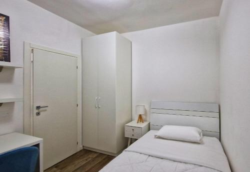 威尼斯Ca' Fontego的一间白色的小卧室,配有床和门