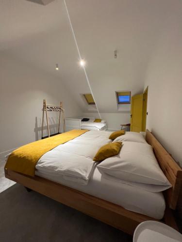 斯塔拉·里斯拉Chalet Furmanski的一间卧室配有一张带白色床单和黄色毯子的大床。