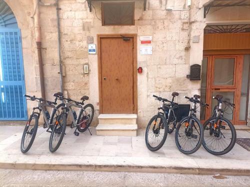巴列塔Guest House Albergabici La Cattedrale的停在大楼前的一群自行车