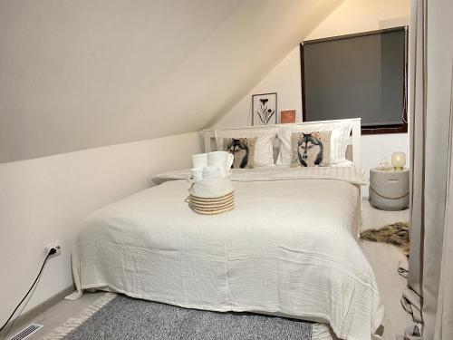 ŞotrileChalet Husky的一间卧室配有两张带白色床单的床
