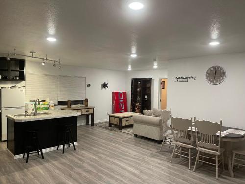 卡纳布Crazy Horse - APT 1的厨房以及带桌子和沙发的客厅。