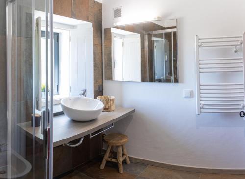 马尔旺Casa do Vale的一间带水槽和镜子的浴室