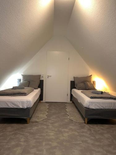 许托夫Apartment by Harbali的一间带两张床的卧室和白色的门