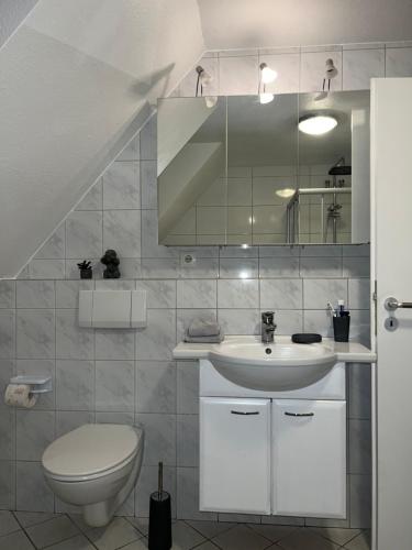 许托夫Apartment by Harbali的白色的浴室设有水槽和卫生间。