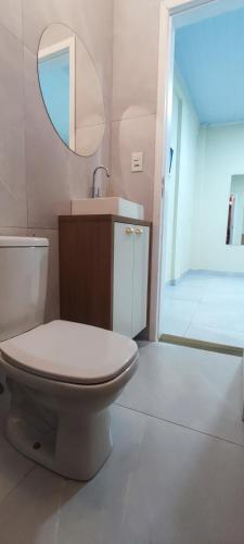 伊瓜苏Quarto privativo的一间带卫生间、水槽和镜子的浴室