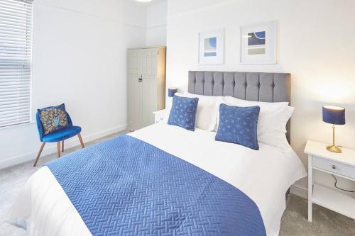 雷德卡Marshlands的卧室配有蓝色和白色的床和椅子