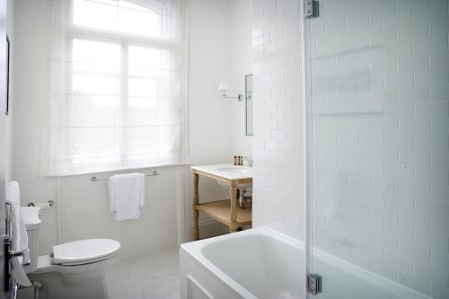 伊尔克利Rooms by Bistrot Pierre at The Crescent Inn的白色的浴室设有卫生间和水槽。