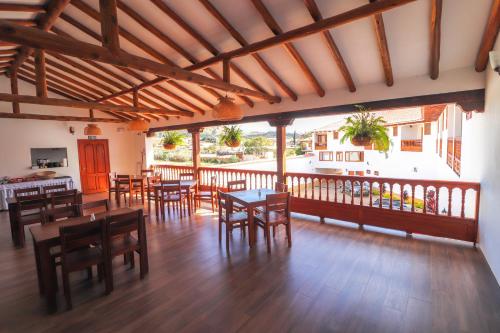 莱瓦镇Hotel las Palmas的用餐室配有木桌和椅子