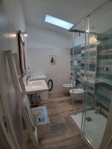 阿尔巴塔克斯Villa Diletta的一间带玻璃淋浴和水槽的浴室