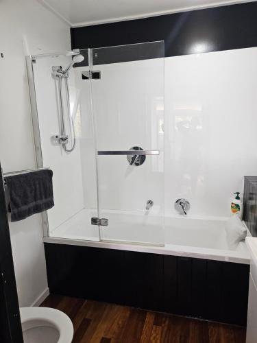 KumaraMarg's on the Corner的浴室设有玻璃淋浴间和卫生间