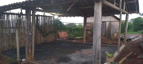 圣罗克迪米纳斯CAMPING SÃO BENEDITO的一座空的后院,设有木制凉棚