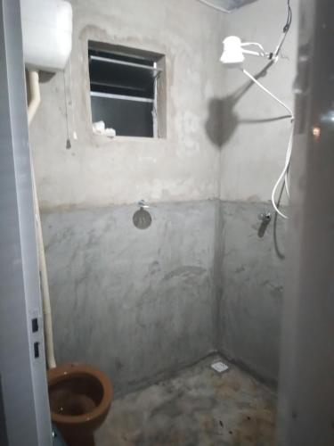 圣罗克迪米纳斯CAMPING SÃO BENEDITO的一间带卫生间和窗户的小浴室