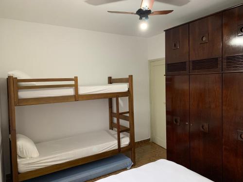 佩鲁伊比Apartamento Vista Mar的一间卧室配有双层床和吊扇