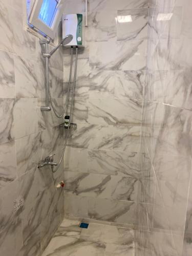 伊斯坦布尔yenikapı hotel的一间设有白色大理石墙壁和淋浴的浴室