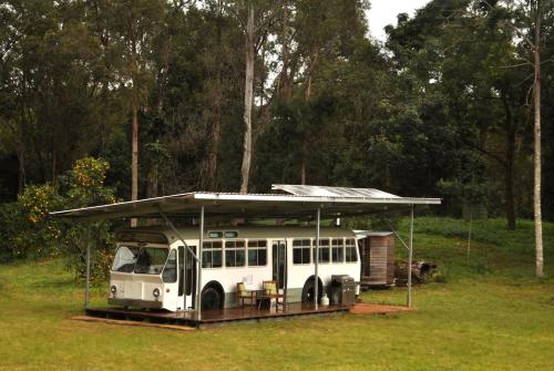 Coffee CampCoffee Grounds - The Bus的顶部有屋顶的巴士站