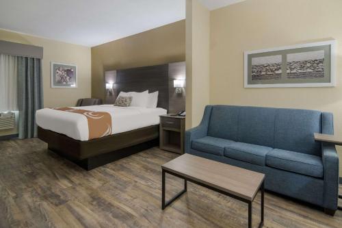 罗阿诺克Quality Inn & Suites Roanoke - Fort Worth North的酒店客房,配有床和沙发