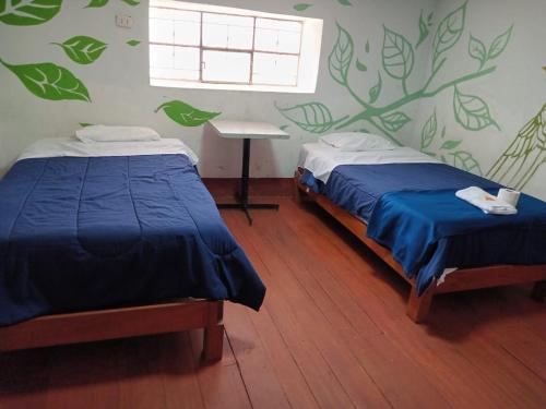 查查波亚斯DEJAVU的一间卧室设有两张床、一个窗口和一张桌子
