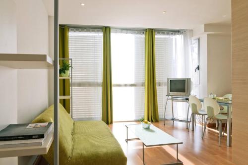 卡斯特利翁-德拉普拉纳卡斯特利翁佩尔戈拉公寓 的客厅配有沙发和桌子