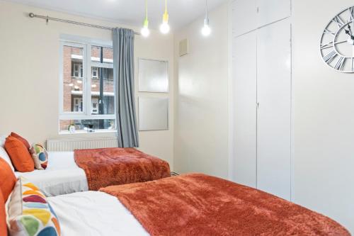 3 Bedroom Flat Near Finsbury Park, Manor House Station客房内的一张或多张床位