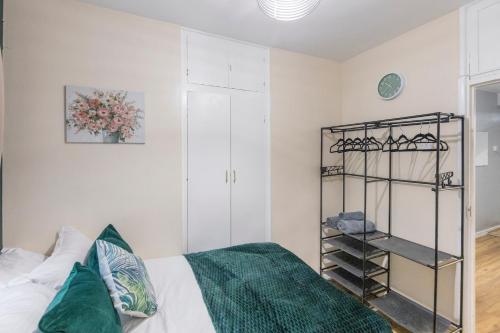 3 Bedroom Flat Near Finsbury Park, Manor House Station客房内的一张或多张床位