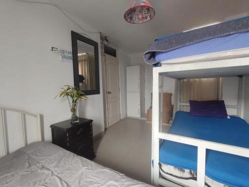 卡哈马卡CASA HOSTEL 129-A的一间卧室配有一张双层床和一张蓝色的床