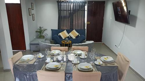 阿雷基帕Depa de Estreno en Arequipa的餐桌、蓝桌布和椅子