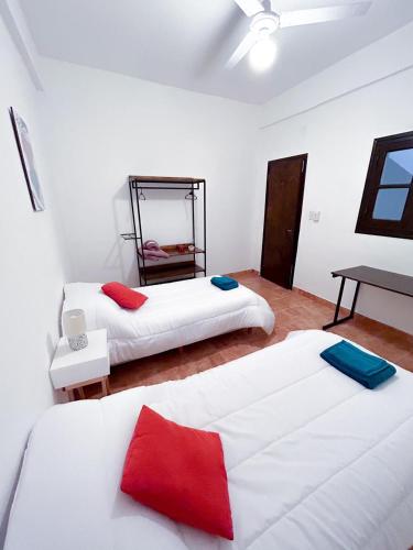 萨尔塔La Casita Amarilla en Salta的一间设有两张红色和白色床铺的房间