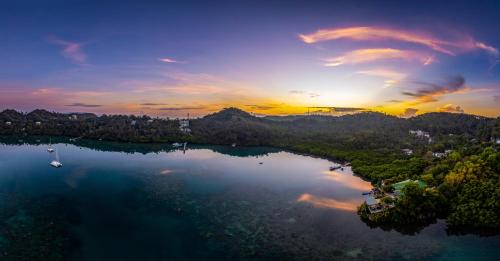 波尔多·格尼拉水滨潜水&温泉度假酒店的日落时分的湖景空中景观
