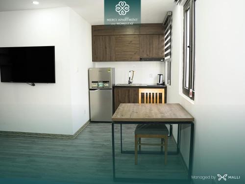 海防Chuỗi căn hộ Merci Apartment & Homestay - HH Riverside Hai Phong Central的一间带桌子和冰箱的小厨房