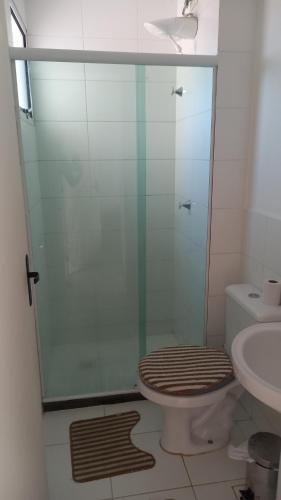 塞拉Apartamento inteiro的带淋浴、卫生间和盥洗盆的浴室